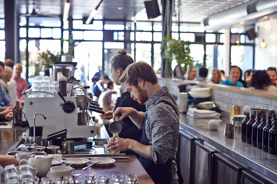 barista making coffe